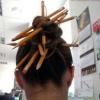 گیره مو با مداد