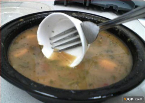 ابداع شیوه جدید خوردن سوپ با چنگال